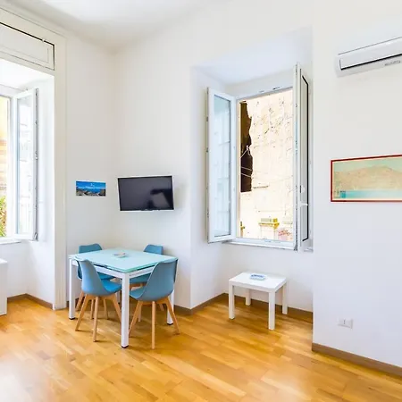 San Luigi Cozy Flat - Private Parking نابولي